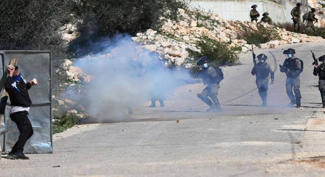 اصابة مواطن وإعتقال آخر في مخيم الفارعة